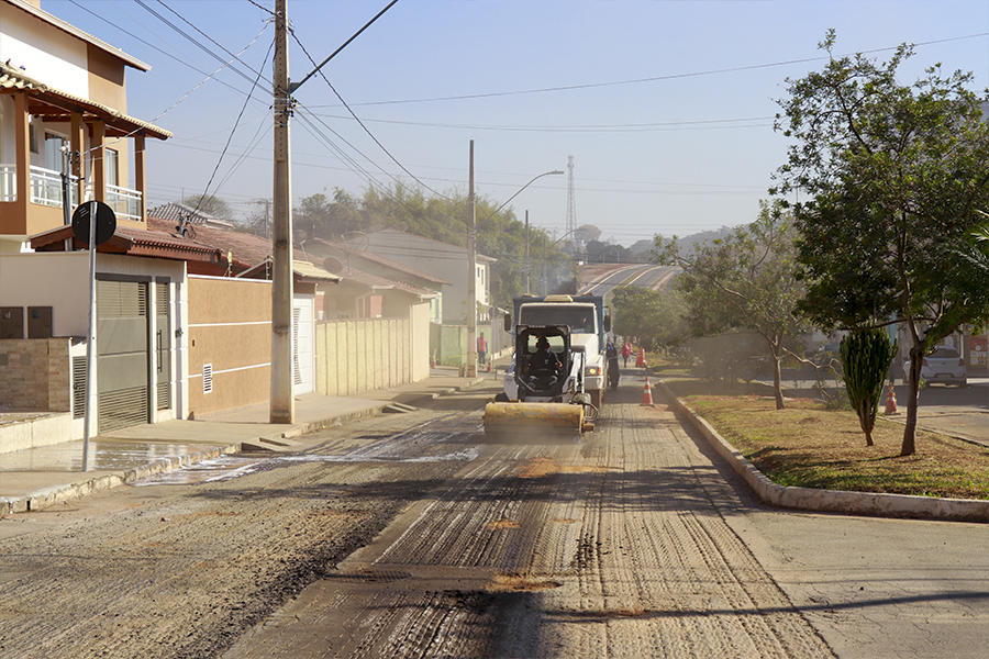 Avenida Iracy da Fraga recebe nova pavimentação asfáltica