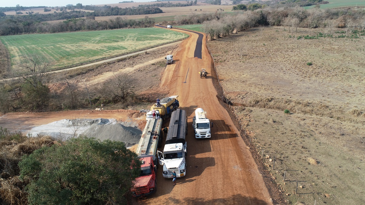 Asfaltamento da estrada rural de acesso ao Bairro Imbuia tem início