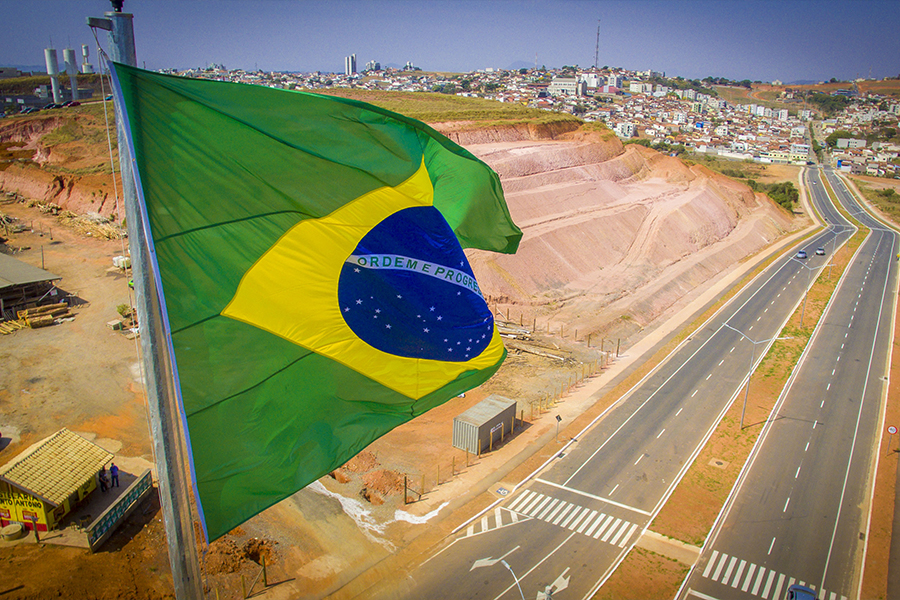 SEMANA DA PÁTRIA: Mastro com bandeira do Brasil é instalado na entrada de Pouso Alegre