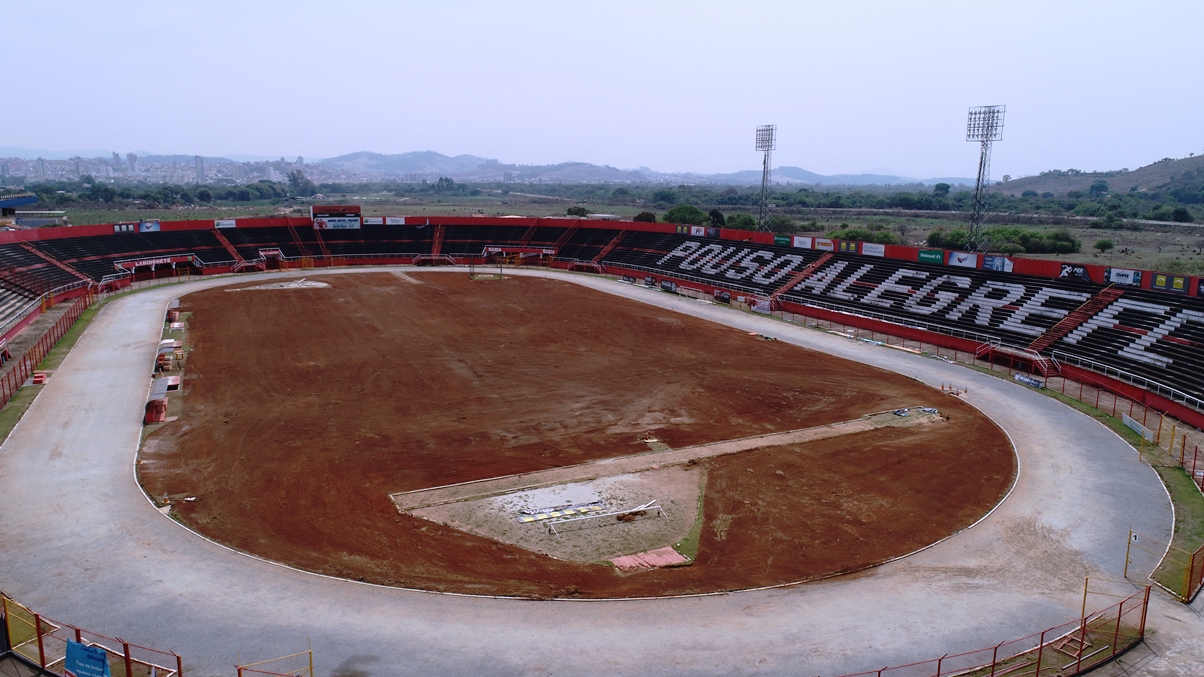 Troca do gramado do Estádio Municipal Irmão Gino Maria Rossi tem início