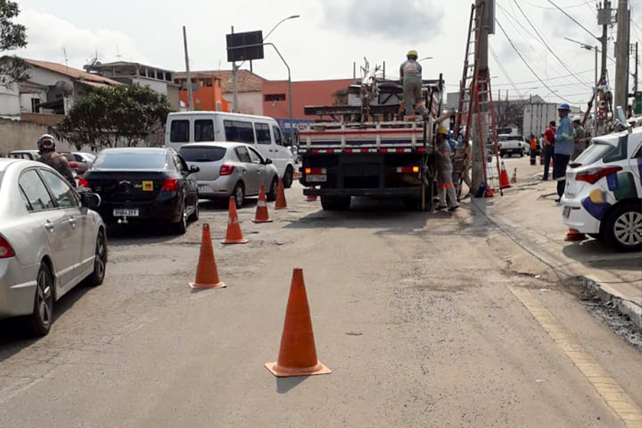 Postes da Avenida Perimetral são retirados para finalização da obra de requalificação