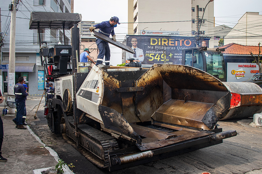 Trânsito na Avenida João Beraldo fica interrompido para asfaltamento