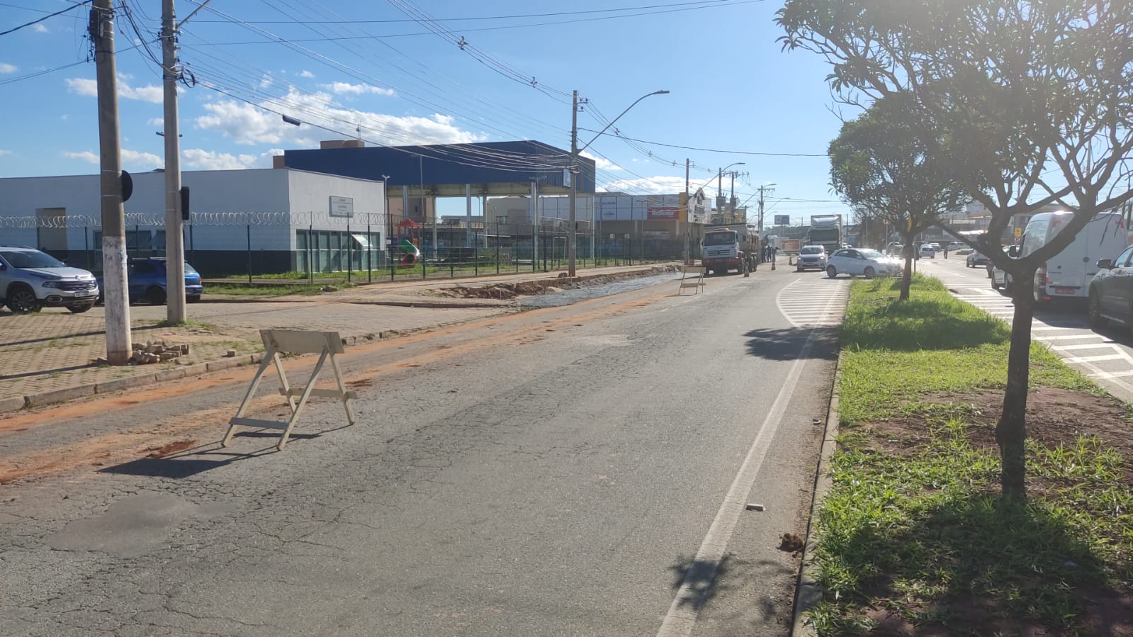 Obras na Avenida Perimetral, na entrada para São Geraldo, interditam parcialmente o trânsito na terç