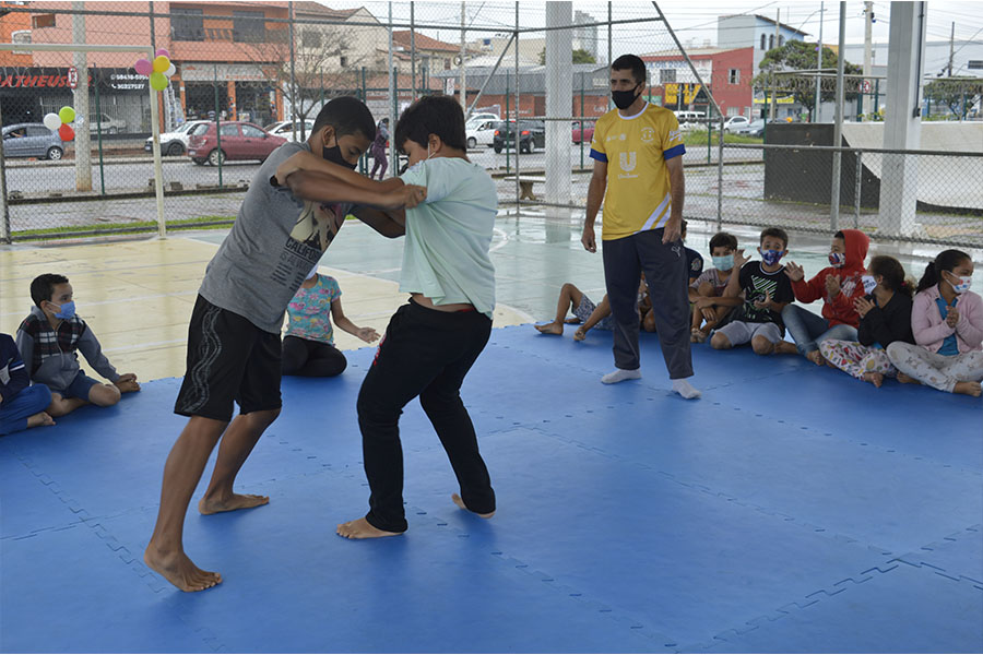 Cerimônia marca encerramento do ano de atividade do projeto Ajudôu