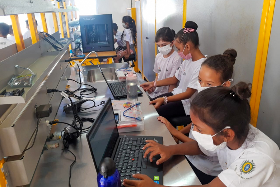 Caminhão tecnológico do IFSULDEMINAS leva curso de Robótica aos alunos do Profesp/Conviver