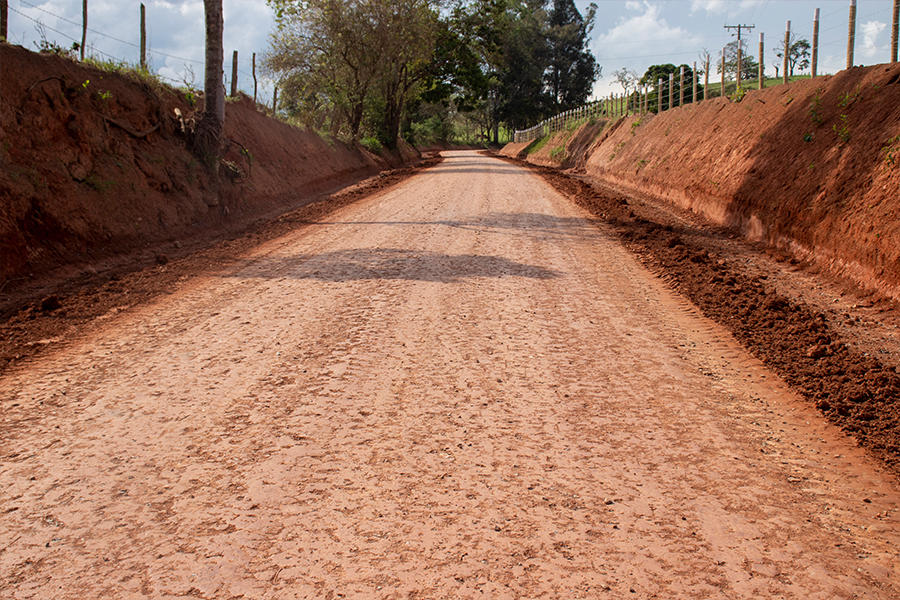 Estrada que liga o Distrito do Pantano até a divisa com Estiva e Estrada do Cristal recebem obras de