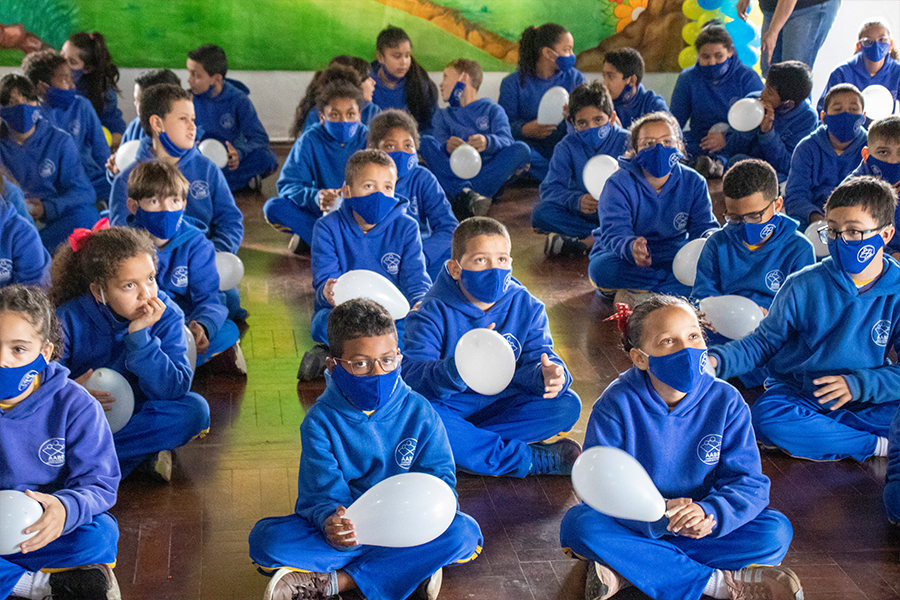 Cerca de 100 alunos atendidos em projeto recebem mochilas e kit higiene