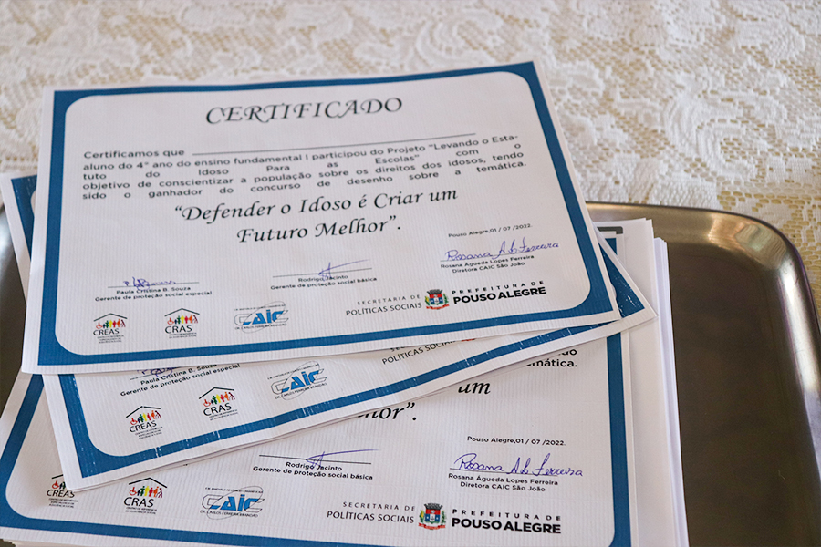 Crianças recebem certificado de participação do projeto Levando o Estatuto do Idoso para as Escolas