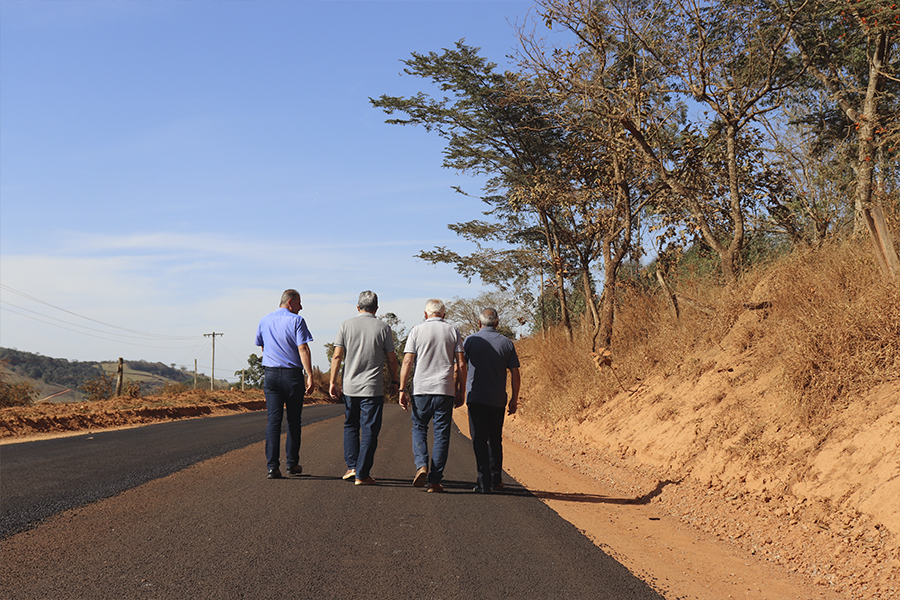 Prefeitura inicia pavimentação da estrada do Cristal