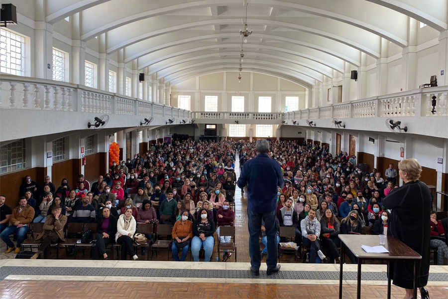 Educação reúne 1.400 profissionais para acolhida de volta às aulas 