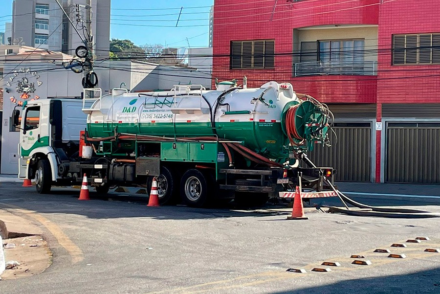 Rua Bom Jesus recebe manutenção de galerias pluviais e recapeamento 