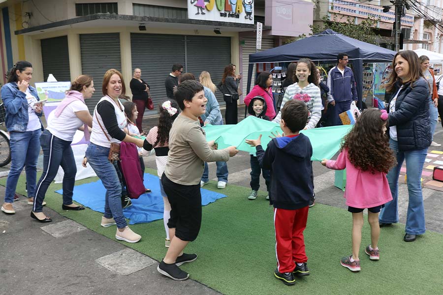 Brincando na Praça reúne centenas de crianças e resgata brincadeiras antigas 