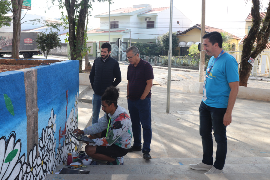 Colorindo e ocupando espaço: Praça é revitalizada com arte 