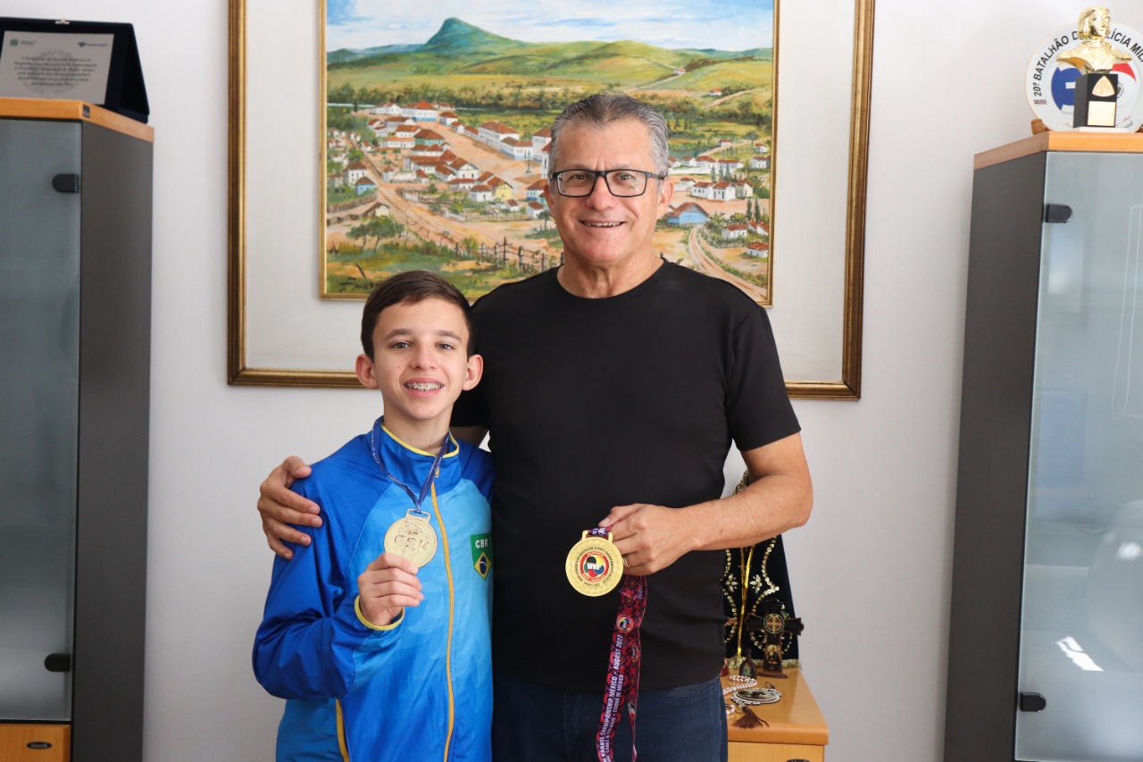 Medalhista de ouro no Sul-Americano de Karatê é recebido na Prefeitura