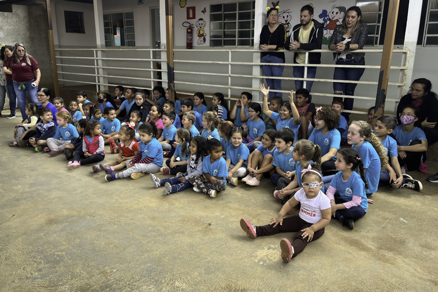 Parceria entre Prefeitura e Hospitalar leva brinquedos para escolas