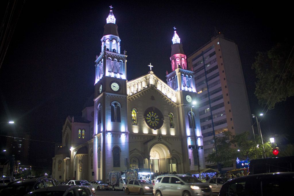 Multidão lota Praça Senador para assistir  abertura oficial do Natal