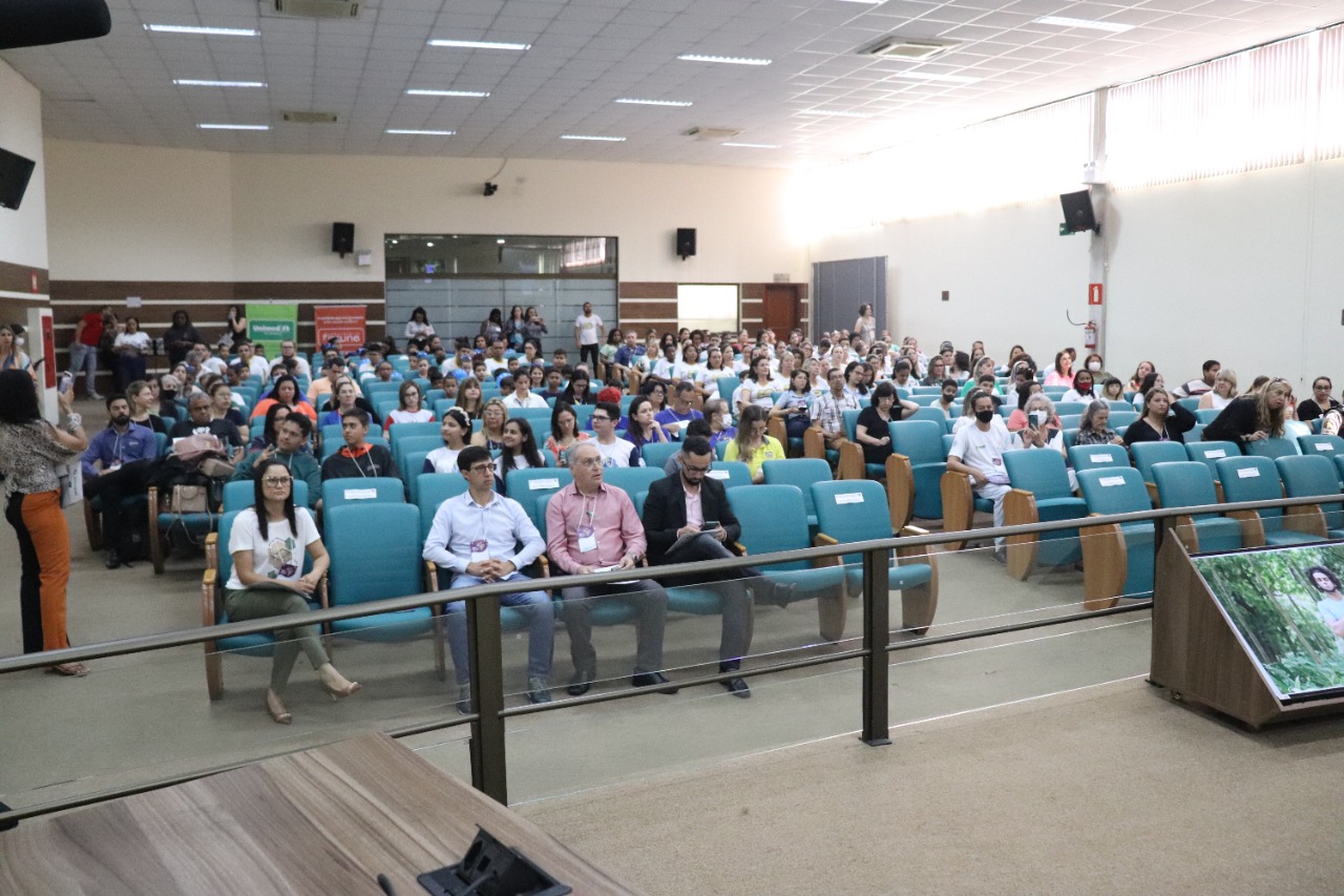 Conferência debate direitos da criança e do adolescente