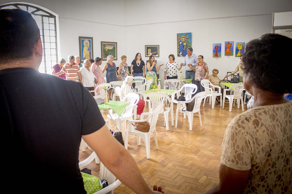 Grupo da Terceira Idade coordenado pela Prefeitura realiza confraternização