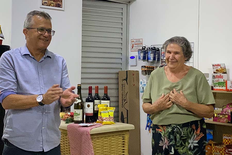 Bairro Árvore Grande recebe decoração de Natal