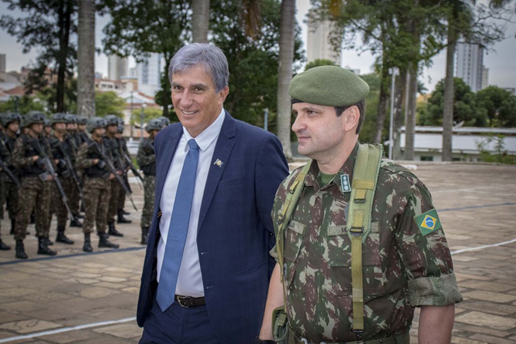 Prefeito dá boas-vindas ao novo comandante do 14º GAC