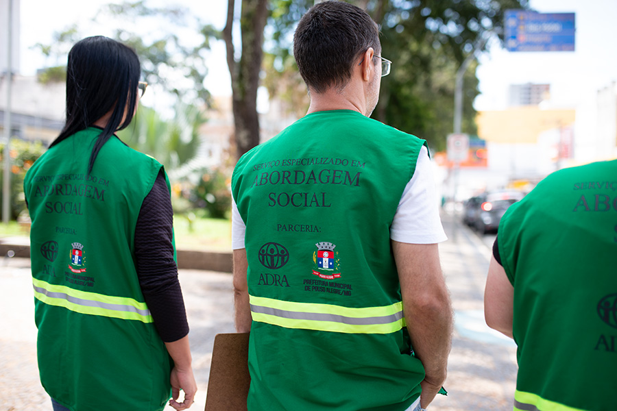 Conheça o serviço de abordagem social da Prefeitura aos moradores de rua