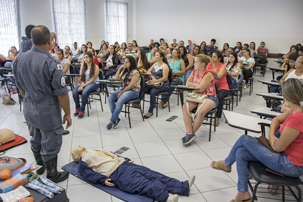 Trânsito oferece reciclagem para monitores do transporte escolar