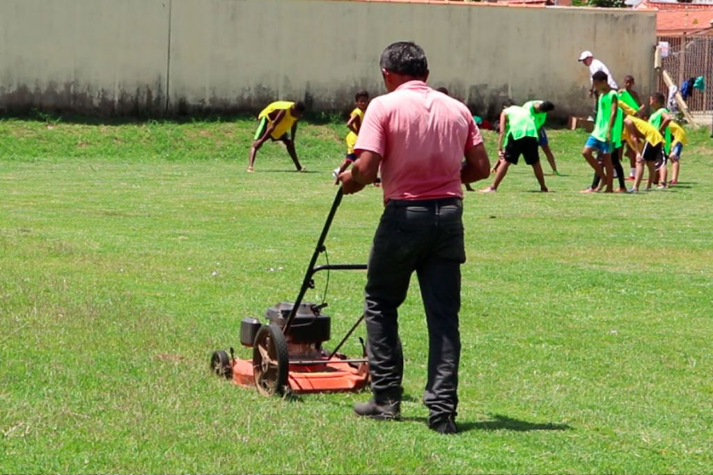 Prefeitura apóia esporte e recupera campos de futebol