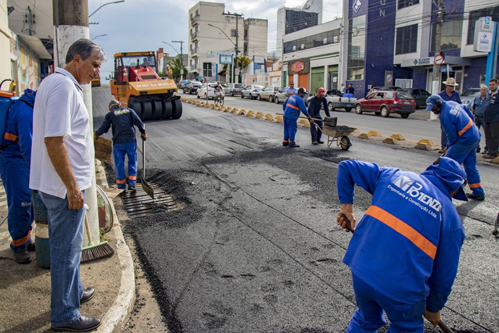 Avenida Vicente Simões recebe novo recapeamento