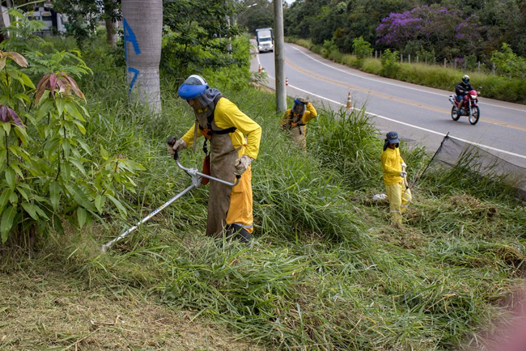 Operação tapa-buracos, capina e limpeza em bairros da cidade