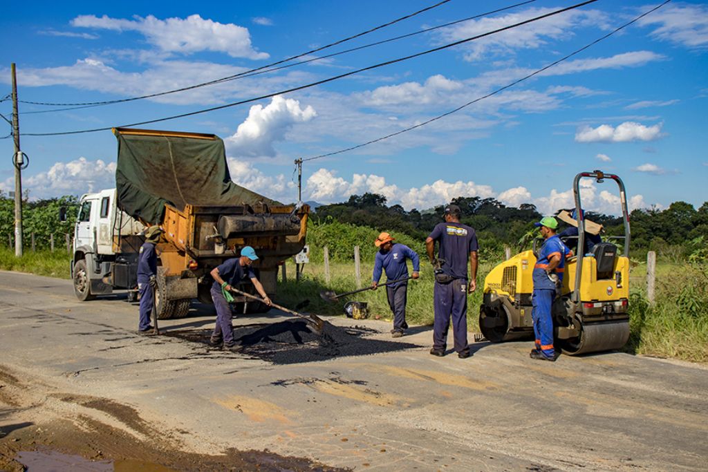 Operação tapa-buracos em importante avenida do Faisqueira