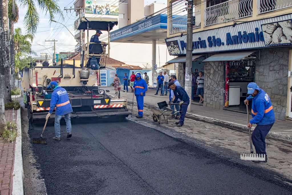 Via central de acesso ao bairro Santo Antônio recebe obras de recapeamento