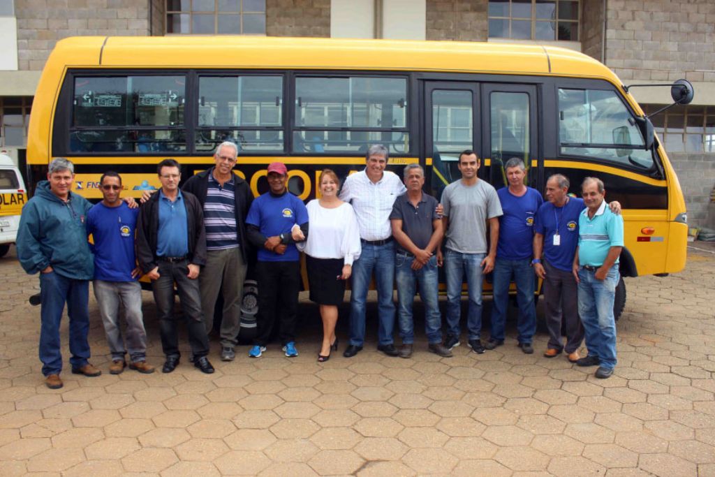 Prefeitura compra mais um ônibus para transportar alunos na zona rural