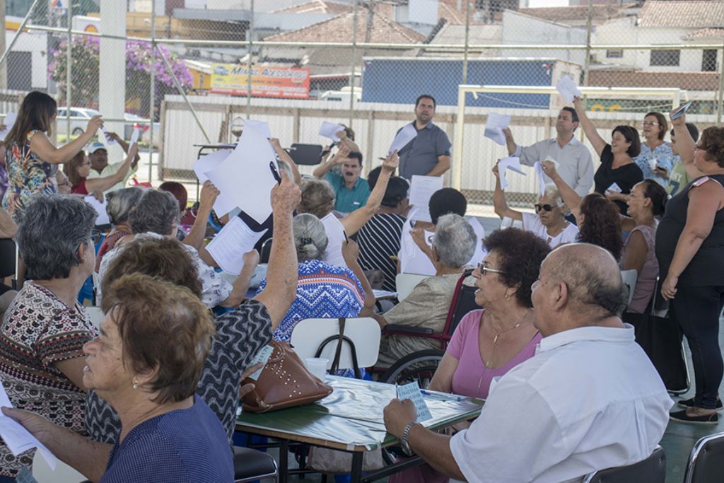 Secretaria de Políticas Sociais promove bingo dançante em homenagem às mães