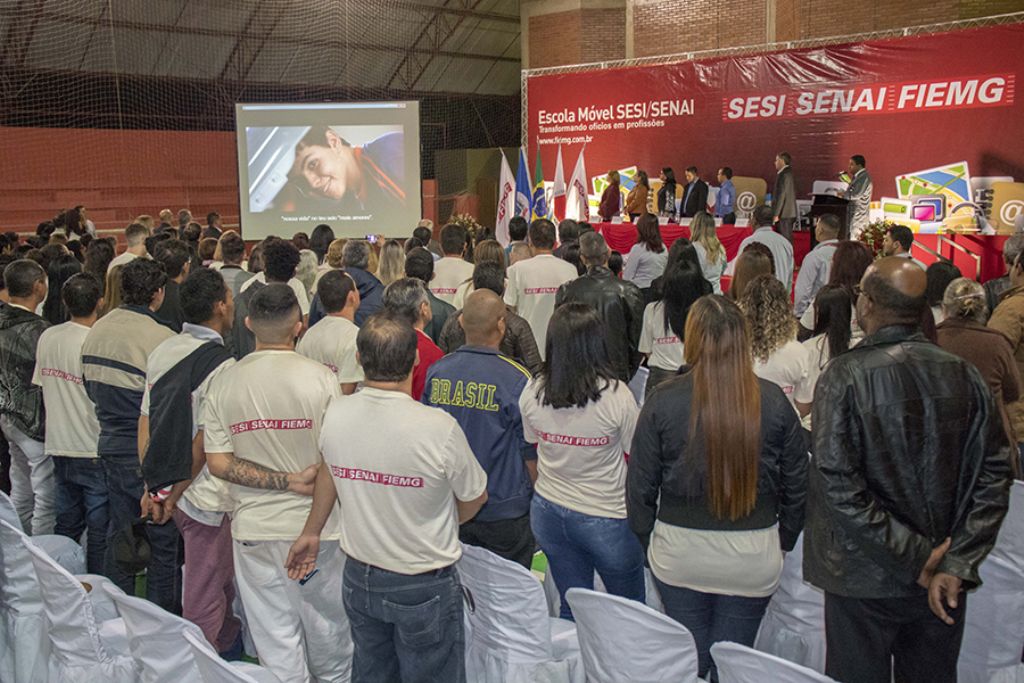 Alunos da Escola Móvel/Sesi Senai recebem certificados 