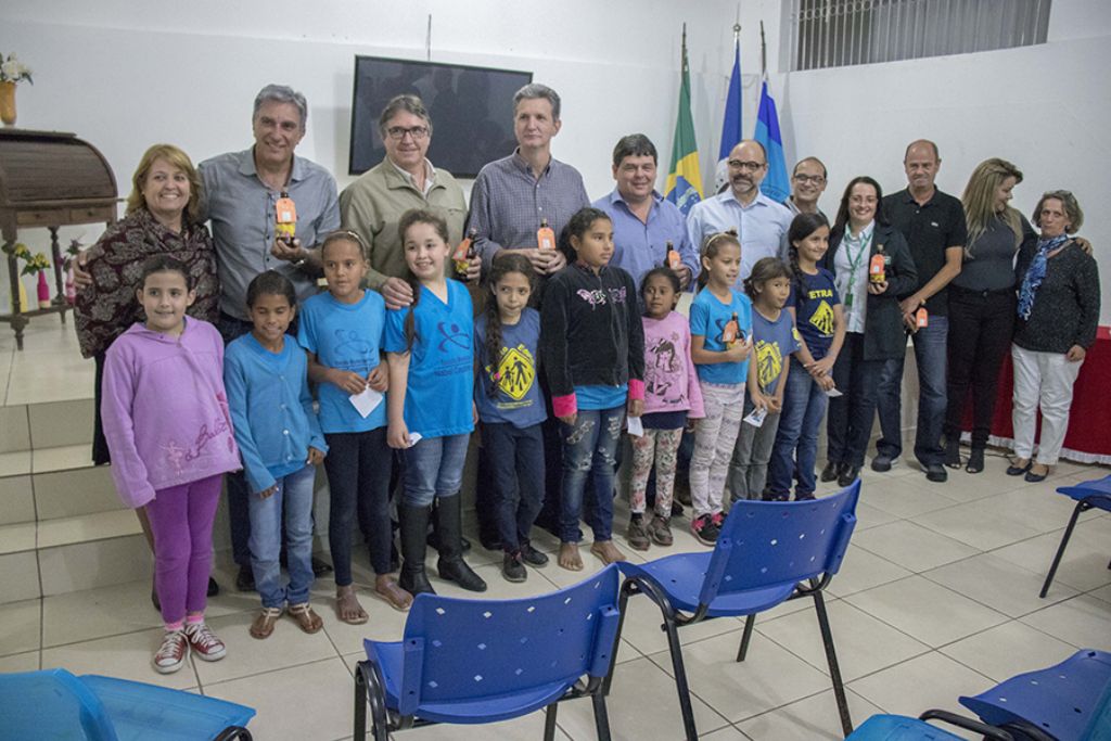 Escola Municipal recebe doação de computadores 