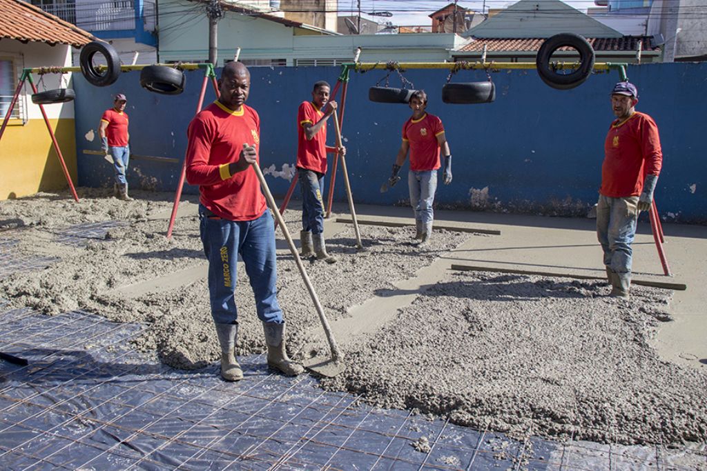 Pátio da Escola Municipal Monsenhor Mendonça recebe novo piso e cobertura