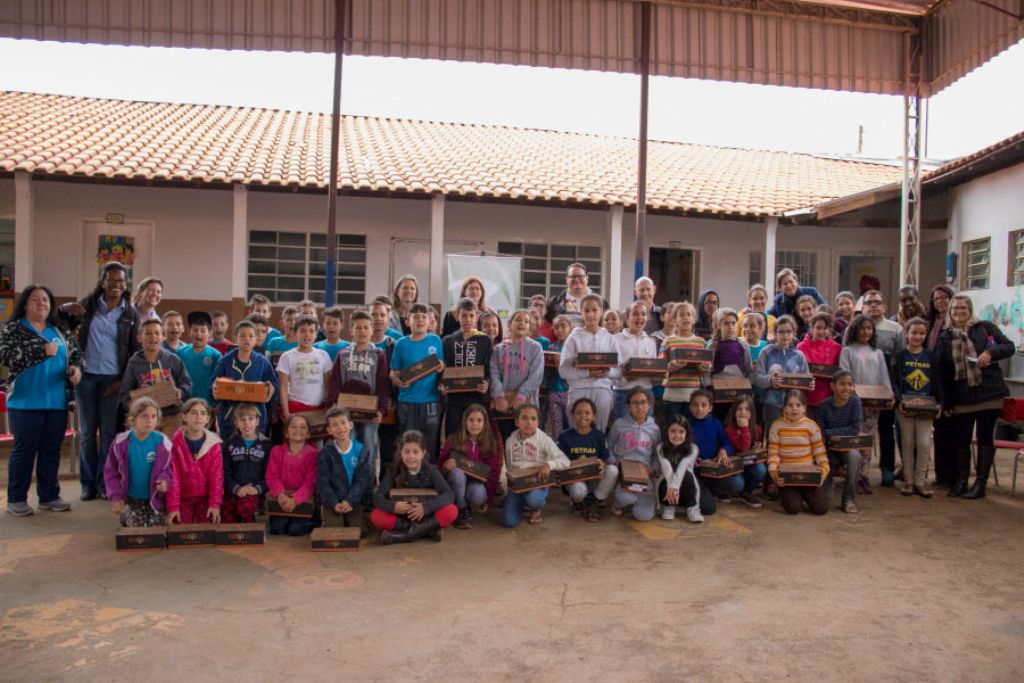  Acipa doa calçados para alunos de escola municipal