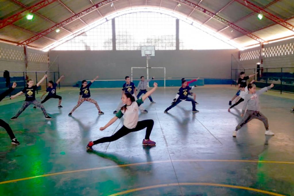 Alunos da rede municipal de Pouso Alegre participam de aula coletiva de Kung-fu