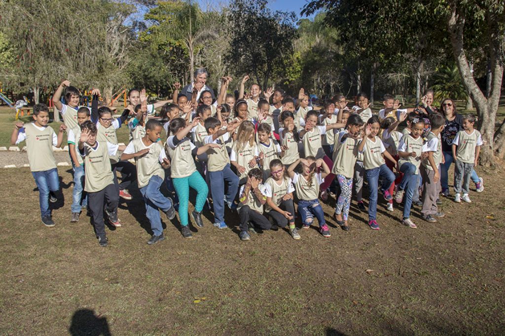 Alunos do período integral participam de aula coletiva de Kung-fu