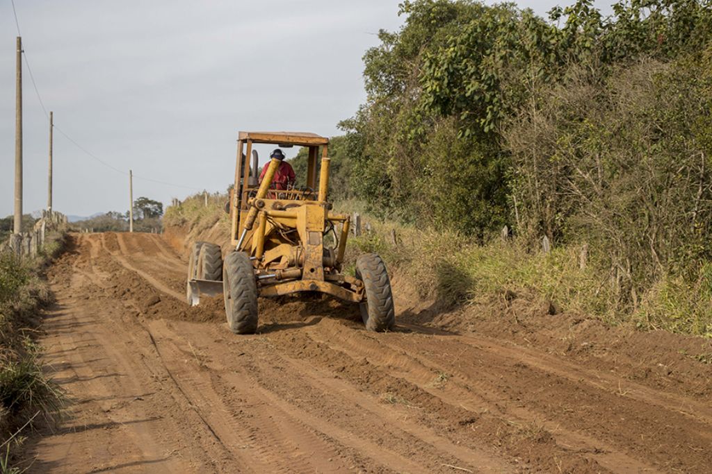 Prefeitura executa obras de alargamento e cascalhamento na Imbuia