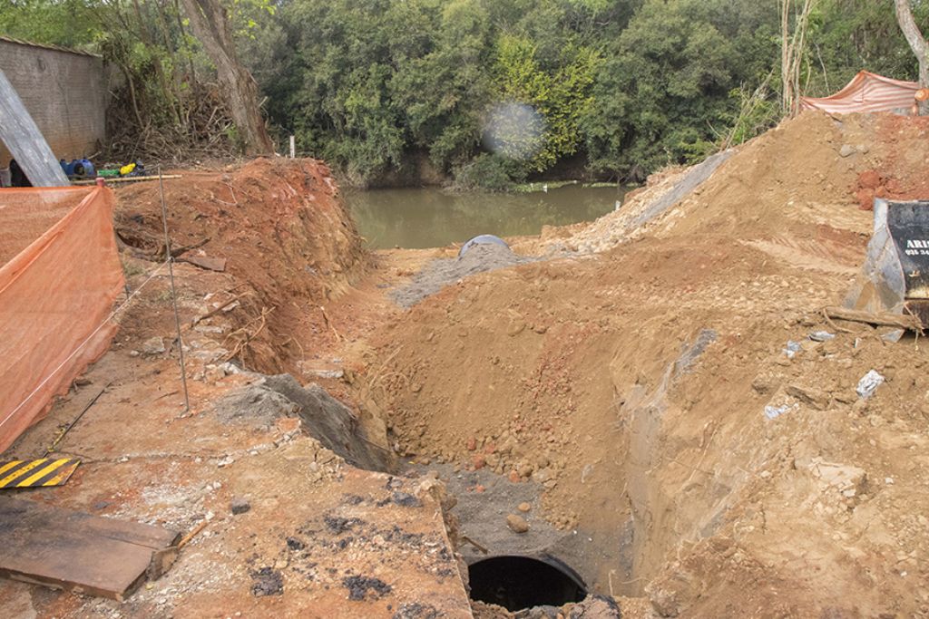 Prefeitura de Pouso Alegre implanta rede de drenagem pluvial no Shangril?