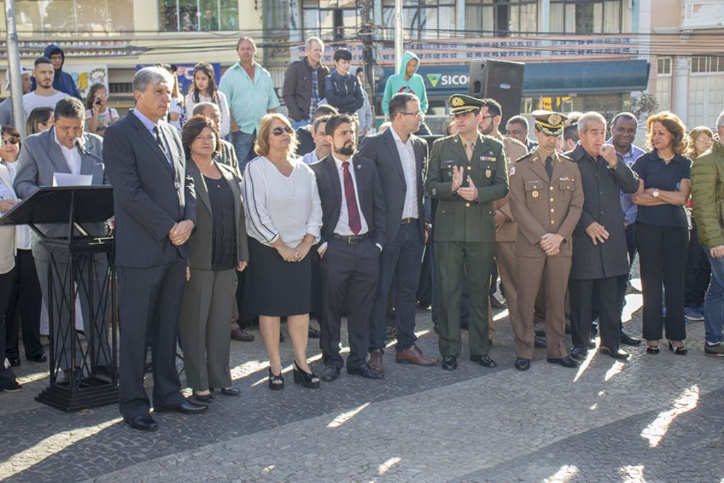 Público lota avenida e aplaude desfile de 7 de Setembro