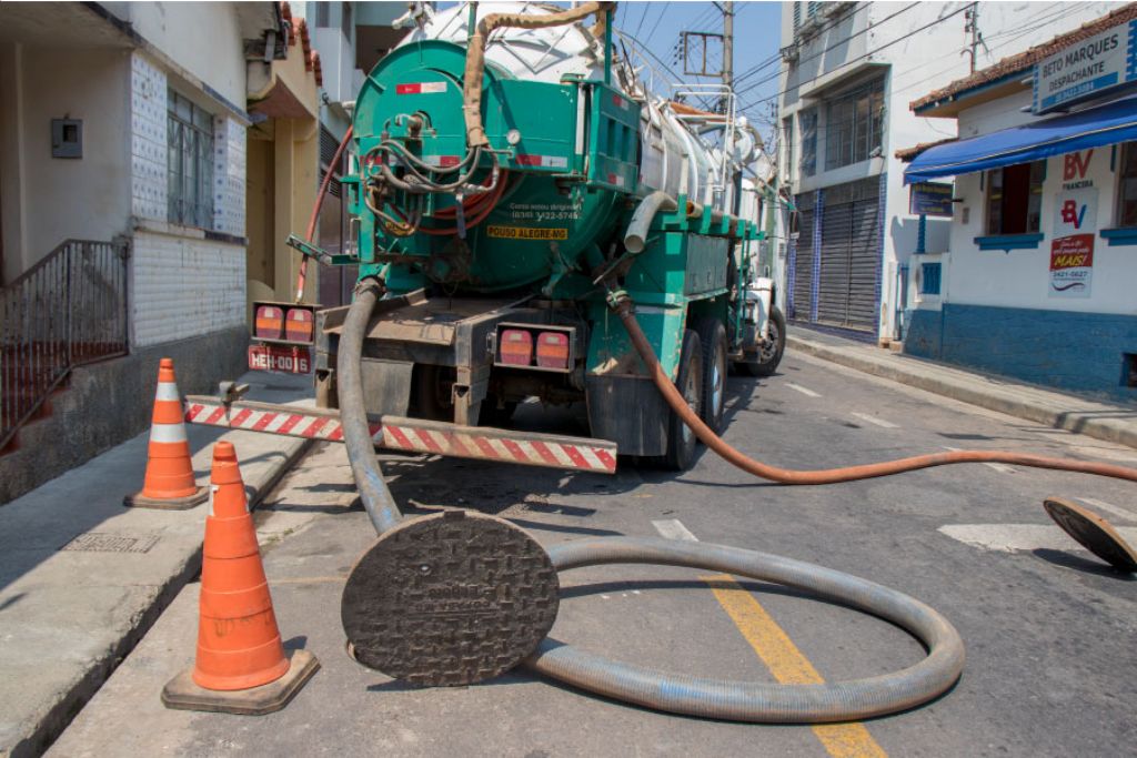 Rua Monsenhor Dutra passa por desobstrução de galerias