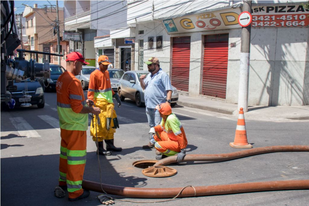 Prefeitura de Pouso Alegre limpa galerias pluviais no Centro