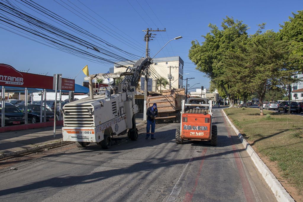 Prefeitura cobra novo recapeamento de empresa contratada para asfaltamento na Vicente Simões