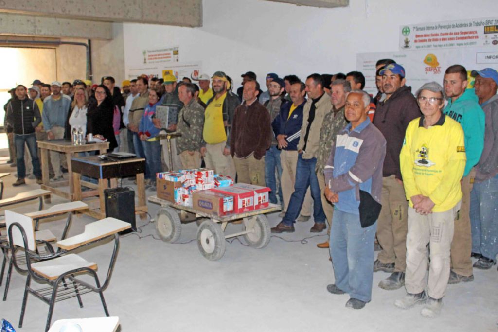 Operários de obra fazem doação de leite para projetos sociais da Prefeitura 