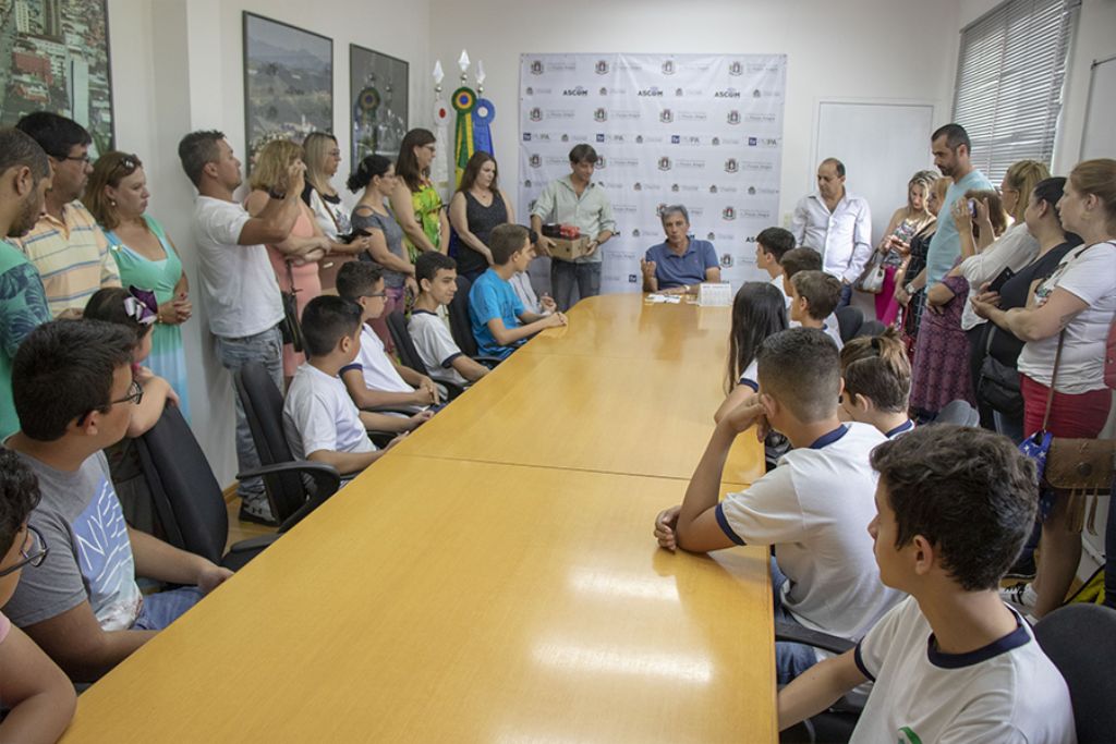 Prefeito recebe alunos de escolas municipais vencedores da OBMEP e OBA