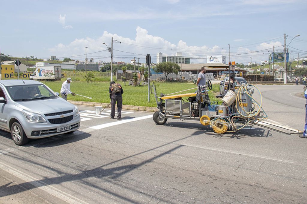 Prefeitura constrói faixas elevadas e redutores de velocidade em vários bairros