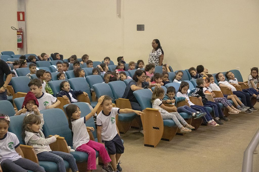 Alunos recebem informações sobre segurança e economia de energia