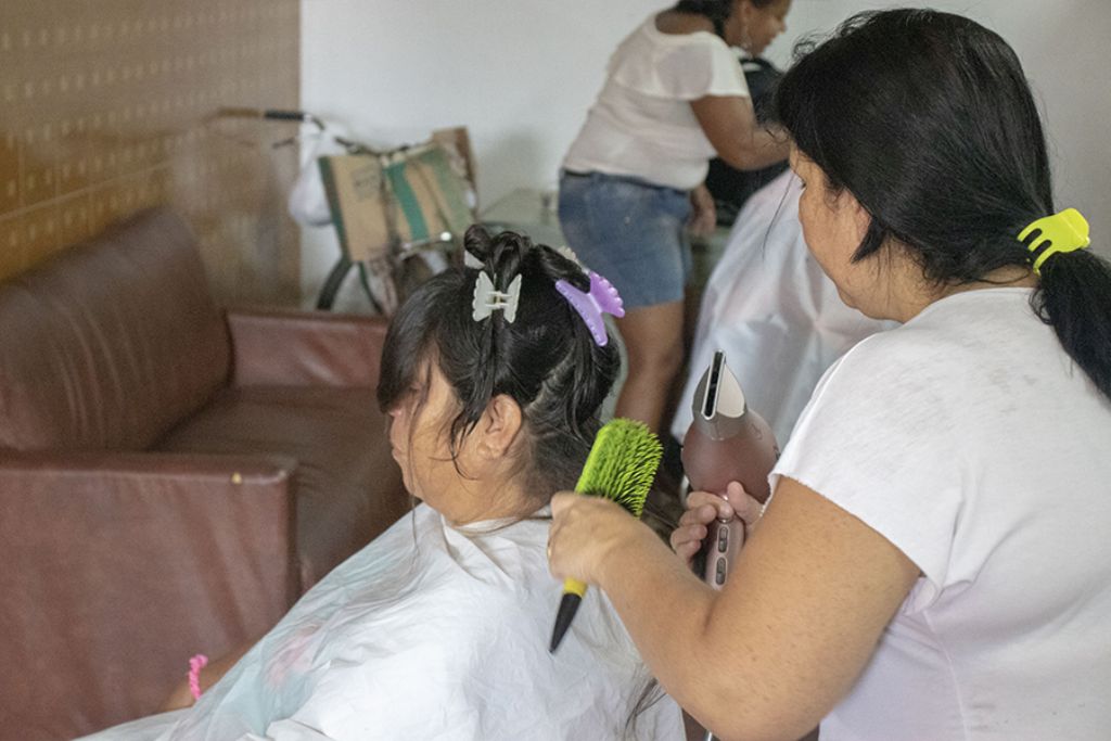 Encarregadas da varrição participam de ação social no mês da mulher